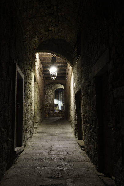 Viterbo, Lazio, İtalya: Geceleyin tarihi binalar - Fotoğraf, Görsel
