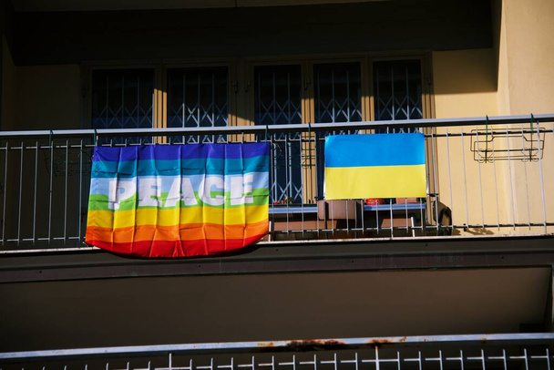 İtalya 'da yaşayan tipik bir ev. Pace bayrağı Barış içinde tercüme ediyor. İtalya' nın savaşa karşı kavramı. . - Fotoğraf, Görsel
