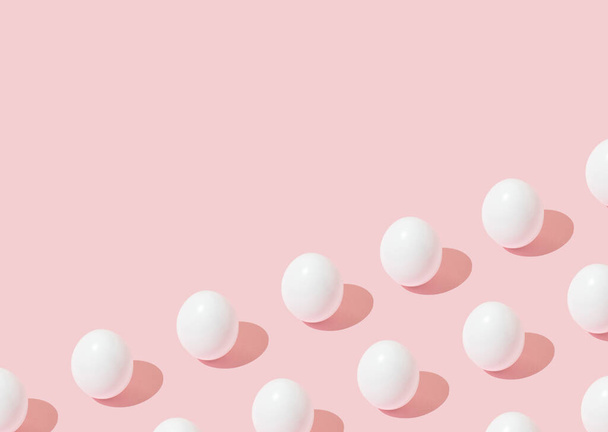 Modello di sfondo di Pasqua con uova bianche su sfondo rosa e spazio copia. - Foto, immagini