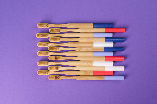 escovas de dentes de madeira no fundo roxo - Foto, Imagem