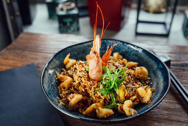 bord met rijst zeevruchten en garnalen - Foto, afbeelding