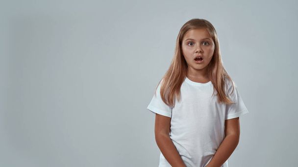 Partial of shocked little girl with open mouth - Фото, изображение