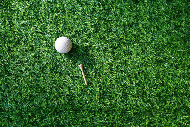 Golf ball close up on green grass on blurred beautiful landscape of golf background.Concept international sport that rely on precision skills for health relaxation..	 - Foto, immagini