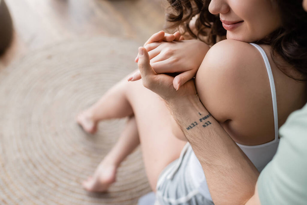 levágott kilátás tetovált férfi fogja kezét elégedett nő otthon - Fotó, kép