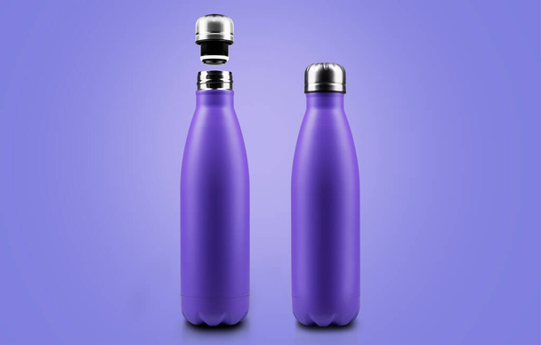 Gros plan de deux bouteilles d'eau thermo avec bouchon de couleur très péri. - Photo, image