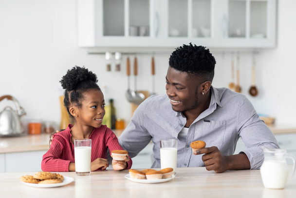 Familia afroamericana feliz desayunando juntos en casa - Foto, imagen
