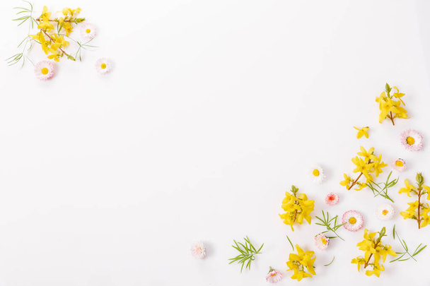 Küçük çiçekli bahar çerçevesi ve papatya, çiçek aranjmanı - Fotoğraf, Görsel