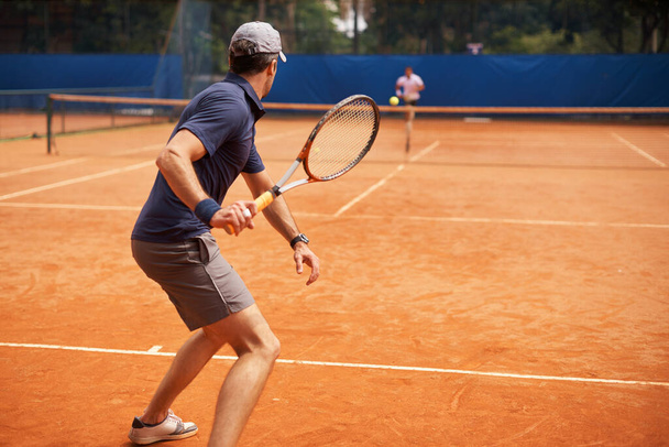 Leurs amis et leurs grands rivaux sur la cour. Deux joueurs de tennis masculins sur le terrain. - Photo, image