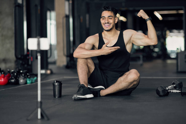 Online Workouts. Handsome Arab Male Bodybuilder Recording Videos For His Fitness Blog - Fotoğraf, Görsel