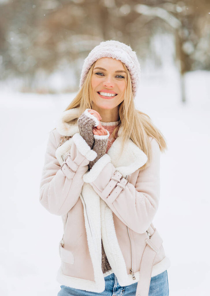 Close Up cozy winter portrait blonde in winter time . Warm winter clothes, expressing positivity, true emotions, christmas mood - Foto, Imagen
