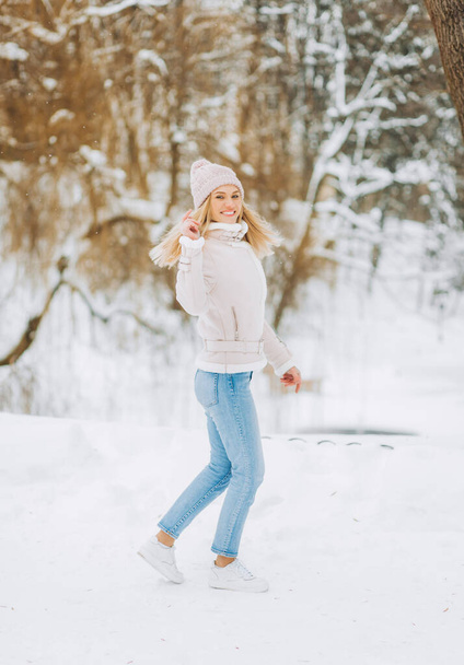 Krásná usmívající se mladá žena v zimním čase venku.  - Fotografie, Obrázek