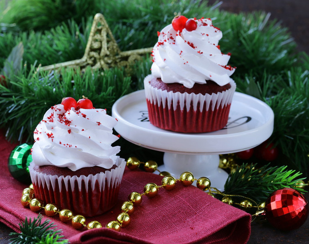 Juhlava punainen sametti cupcakes Joulun pöydän asetus
 - Valokuva, kuva