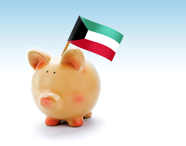 Sparschwein mit kuwaitischer Nationalflagge - Foto, Bild