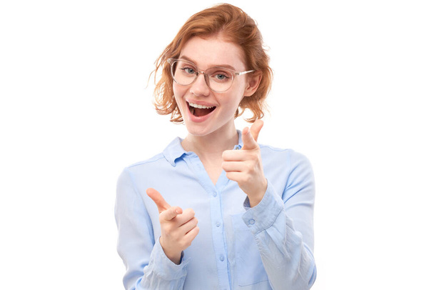 Portrét přátelské zrzky dívka si vybere vás, ukazuje prst na kameru izolované na bílém pozadí - Fotografie, Obrázek