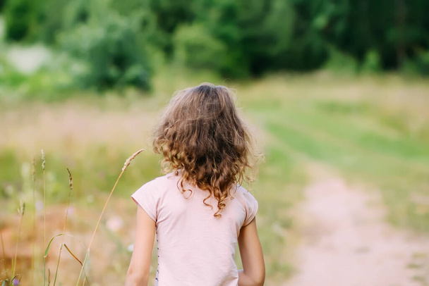 Bambina che cammina nel campo
 - Foto, immagini