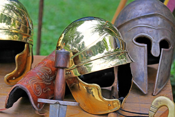 miekka ja kypärät antiikin roomalaista alkuperää ja keskiaikainen kypärät o
 - Valokuva, kuva