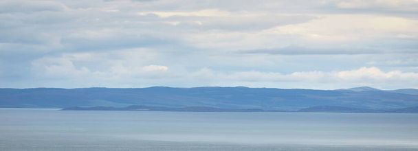 Panoramisch uitzicht op de kusten, bergen en dalen van het eiland Jura. Inner Hebrides, Schotland, Verenigd Koninkrijk. Reisbestemmingen, toerisme, nationale bezienswaardigheden, natuur, ecotoerisme, wandelen - Foto, afbeelding