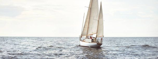 Старый дорогой винтажный двухмачтовый парусник (Yawl) крупным планом, плывущий в открытом море. Побережье Мэна, США. Спорт, круиз, туризм, отдых, досуг, транспорт, морское судно - Фото, изображение
