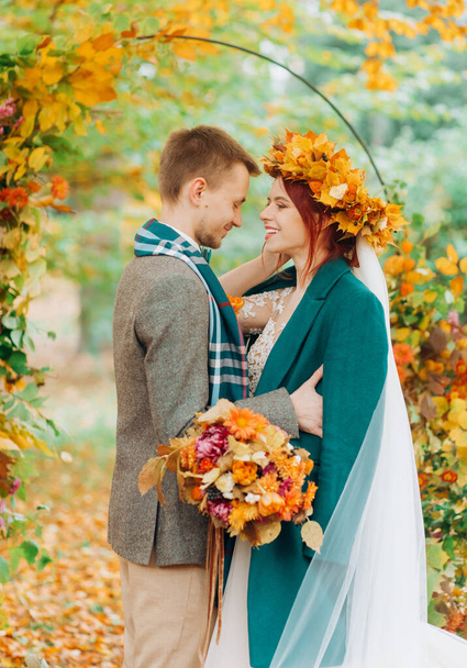 Cerimônia de casamento no parque de outono. Os recém-casados de pé perto do arco decorado. - Foto, Imagem
