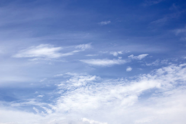 Sininen taivas tausta pieniä pilviä - Valokuva, kuva