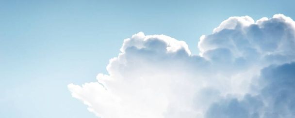 Nubes ornamentales. Cielo dramático. Cloudscape. Luz solar suave. Imagen panorámica, textura, fondo, recursos gráficos, diseño, espacio de copia. Meteorología, cielo, esperanza, concepto de paz - Foto, imagen