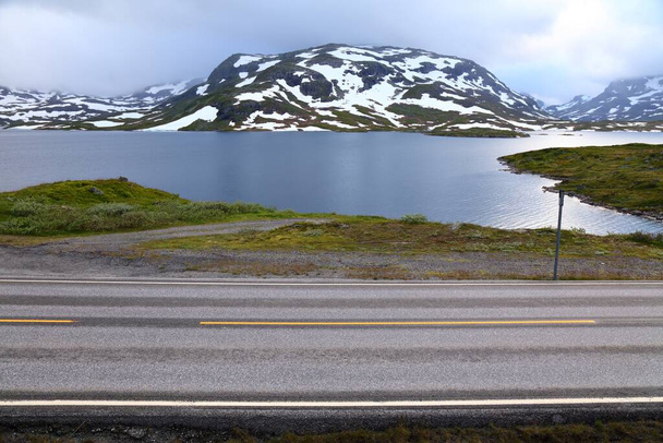 Road in Norway mountains. Haukeli mountains in Vestfold og Telemark region. - Foto, imagen
