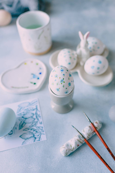 coloring eggs for the spring holiday of easter in blue tones - Foto, afbeelding
