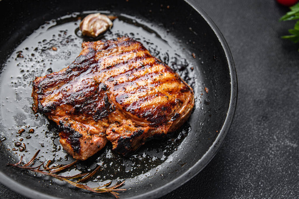 viande steak grill porc frit boeuf aliments sains repas frais collation sur la table copier espace nourriture fond - Photo, image