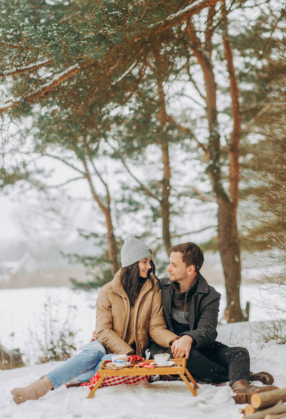 Ιστορία αγάπης στο χειμερινό δάσος. Έννοια Ημέρα του Αγίου Βαλεντίνου - Φωτογραφία, εικόνα