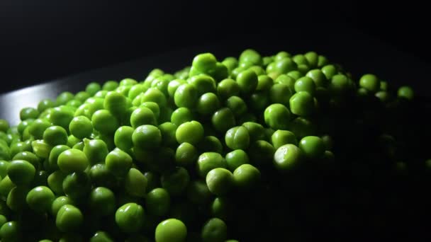 親密な光と黒のトレイに新鮮な緑のエンドウ豆の山 - 映像、動画