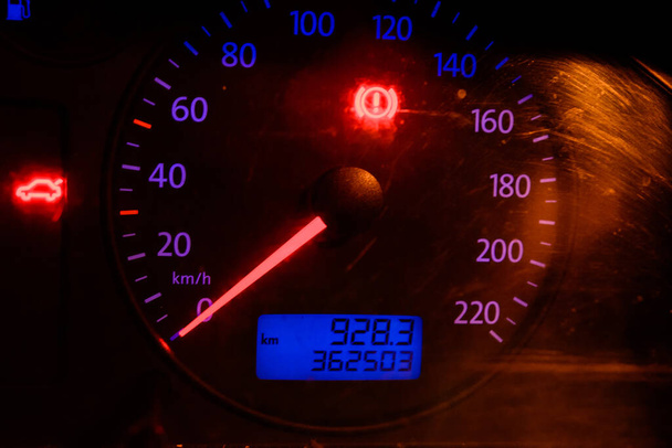 Долина, Украина 17 сентября 2021 года: интерьер автомобиля, освещение спидометра в автомобиле, стрелка спидометра до нуля. - Фото, изображение