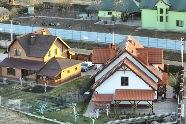 Casas residenciais com telhado coberto com telhas metálicas e cerâmicas na área suburbana rural - Foto, Imagem