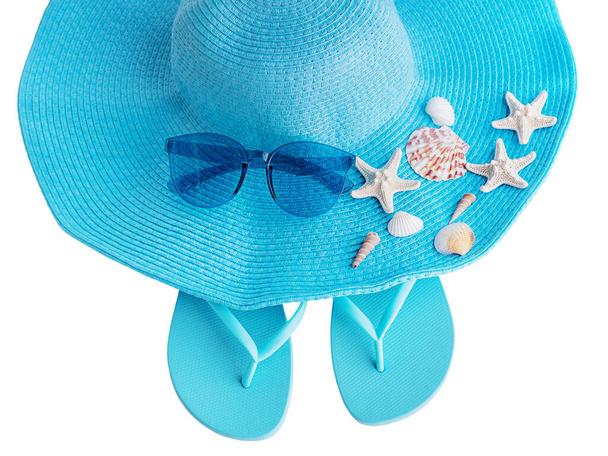青い帽子とビーチシューズは背景を隔離しました。サングラス、帽子、スラップ、シェル、夏休み. - 写真・画像