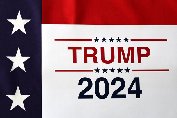Trump Take America Vissza hullámzó amerikai zászló - Fotó, kép