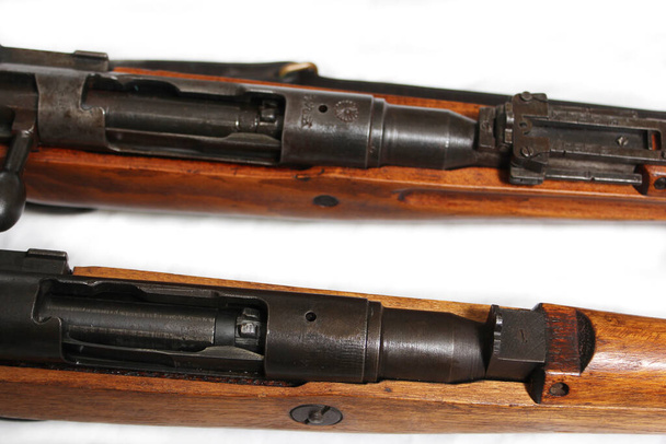 Kaksi versiota japanilaisista Arisaka-kivääreistä toisesta maailmansodasta. Toinen keisarillisen äidin poisto ja toinen ehjä krysanteemi. - Valokuva, kuva