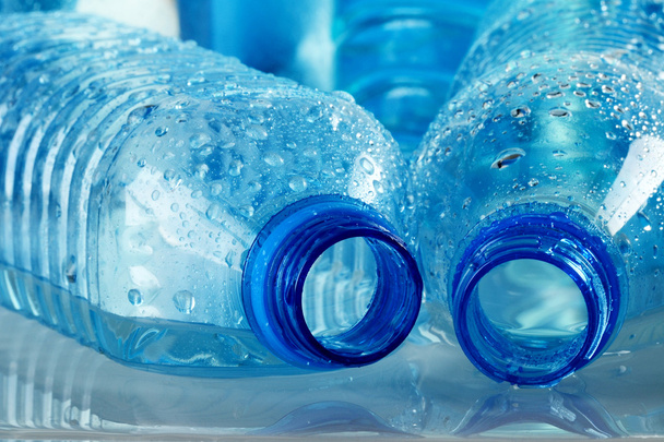 Поликарбонатные пластиковые бутылки минеральной воды
 - Фото, изображение