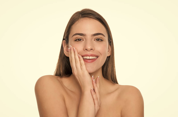 glücklich junge Frau berühren perfekte Gesichtshaut isoliert auf weißem Hintergrund, Haut - Foto, Bild