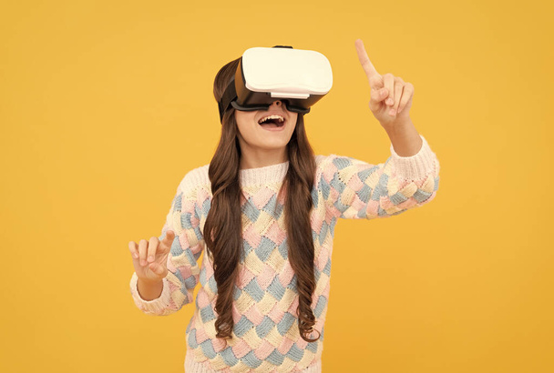 VRヘッドセットを使って。子供はビデオゲームをする。デジタルの未来と革新。バーチャルゴーグルの子供は - 写真・画像