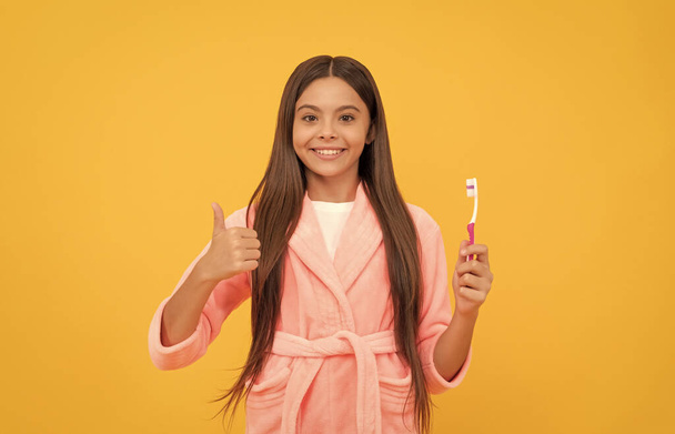 soins buccodentaires. hygiène personnelle. habitude quotidienne. heureux adolescent fille tenir brosse à dents. bonheur d'enfance. - Photo, image