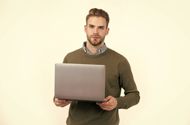 сетевой администратор держит компьютер. офисный менеджер изолирован на белом. концепция гибкого бизнеса - Фото, изображение