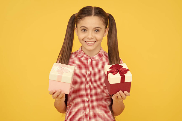 Sevgililer gününde hediye kutularıyla mutlu genç kız, al şunu. - Fotoğraf, Görsel