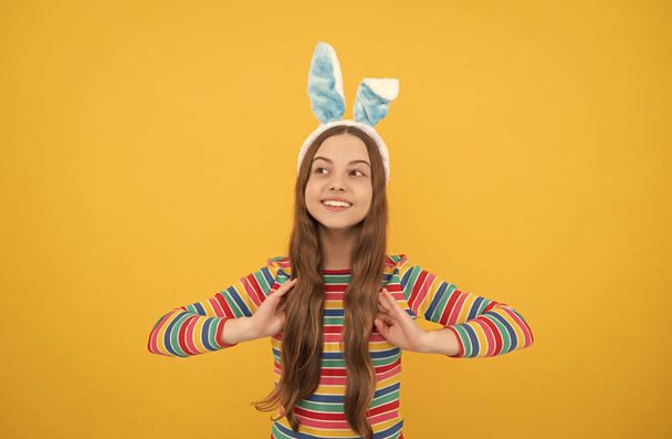 щаслива великодня дівчина-підліток у кролячих вухах посміхається на свято, великодні канікули
 - Фото, зображення