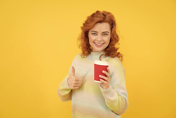 χαρούμενη κοκκινομάλλα γυναίκα πίνουν takeaway καφέ από το κύπελλο στο κίτρινο φόντο, αντίγραφο χώρου, τέλειο καφέ - Φωτογραφία, εικόνα
