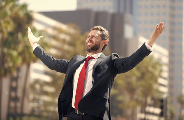 ο άνθρωπος αισθάνεται ελευθερία. επαγγελματική γενειοφόρος CEO γιορτάζει την επιτυχία. ώριμος επιχειρηματίας - Φωτογραφία, εικόνα