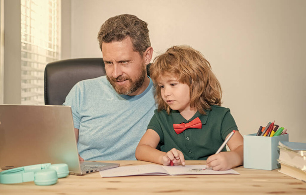 de vuelta a la escuela. padre e hijo curiosos utilizan la tecnología de comunicación en casa. - Foto, imagen