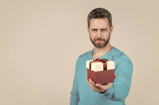 pohledný dospělý muž s plnovousem s dárkem box, výběrové zaostření a kopírování prostor, nakupování - Fotografie, Obrázek