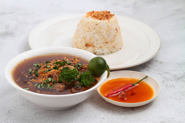 Foto van vers gekookt Filipijns voedsel genaamd Beef Pares of mals cubed beef briskets in combinatie met gebakken rijst. - Foto, afbeelding