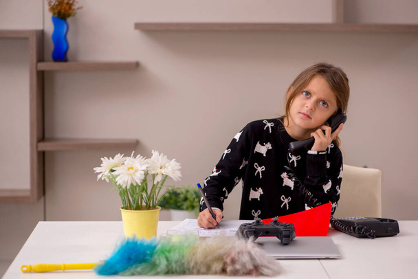 Young little girl doing housework at home - Foto, afbeelding