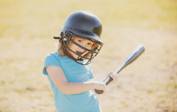 Funny boy kid holding a baseball bat. Pitcher child about to throw in youth baseball. - Valokuva, kuva
