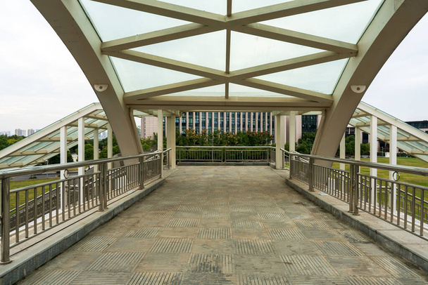 現代的な架空歩道橋の内側 - 写真・画像
